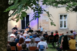 Bei der Vernissage zur Ausstellung der Ensdorfer Künstler im Kloster Ensdorf spielte das Trio Puente