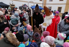 Der Nikolaus belohnte beim Ensdorfer Klosteradvent die Kinder der Kita St. Jakobus für ihren tollen Auftritt.