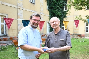 Zum 95. Geburtstag gratulierte P. Josef Weiß (rechts) auch P. Reinhard Gesing, Provinzial der Salesianer Don Boscos in Deutschland.