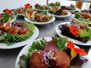 Linsenkrapfen im Salatbett - einer von fünf veganen Gängen beim Klimadinner im Kloster Ensdorf