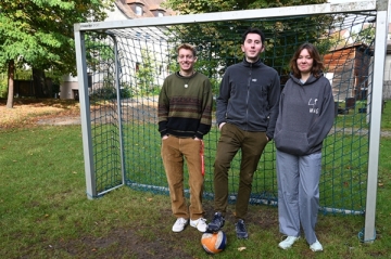 Machen FSJ, FÖJ oder Praktikum im Bildungshaus Ensdorf: Christian Barth, Stephan Knott und Alisa Schubert (v.l.)